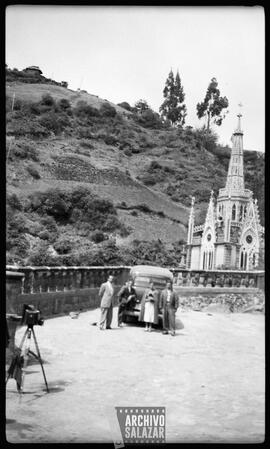 Sr. Chiriboga, Pacífico Vega y su hija en el Santuario de Las Lajas.