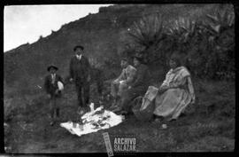Personajes no identificados en el campo.