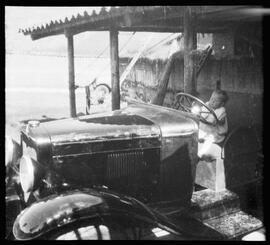 Lola Salazar en automóvil de la época.