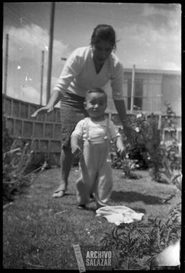 Mujer y niño sin identificar en el patio.