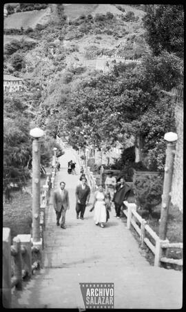 Sr. Chiriboga, Pacífico Vega y su hija en el Santuario de Las Lajas.
