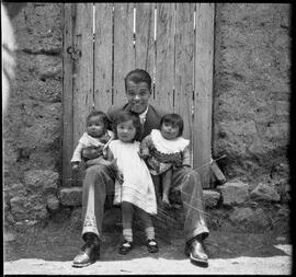 Jaime Barrera con Lola Salazar, Paco Salazar y Pepa Salazar en brazos.