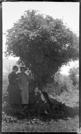 Isabel Barrera y Rosa Latorre debajo de árbol con mujeres no identificadas.