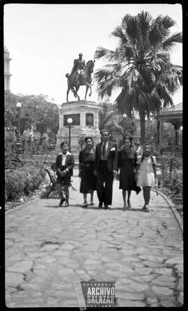 Paco Salazar, Isabel Barrera, Familia Romero y Lola Salazar en Guayaquil.
