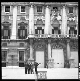 Francisco Salazar Cortez en Madrid España con gente no identificada.
