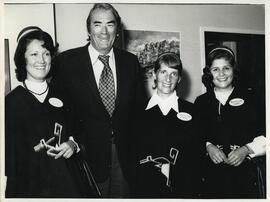 Actor estadounidense, Gregory Peck, junto a grupo de guías de turismo de Metropolitan Touring.
