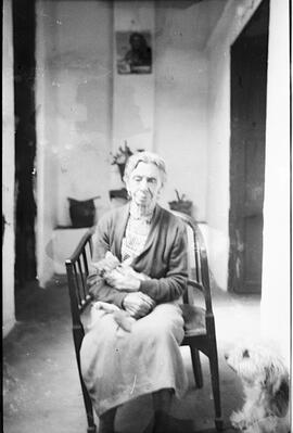 Retrato de Rosa Vizaíno con gato.