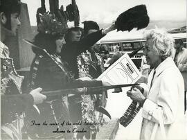 Ceremonia de bienvenida a mujer turista y entrega de certificado de viaje por el Ecuador de Metropolitan Touring.