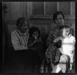 De izquierda a derecha, Josefina Paredes, Lola Salazar, Isabel Barrara y Pepa Salazar.