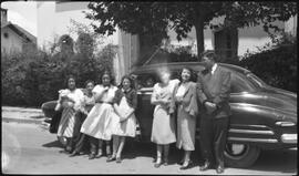 De izquierda a derecha, Alicia, Roberto, Lupe Salazar con Srta. Paredes junto a Lola y Paco Salazar con auto Buick.