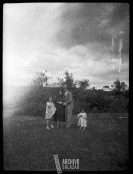 Francisco Salazar Cortez junto a Isabel Barrera con Pepa Salazar y Lupe Salazar.
