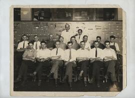 Fotografía grupal de escuela de mecánica automotríz. South Bend, Indiana, E.E.U.U.