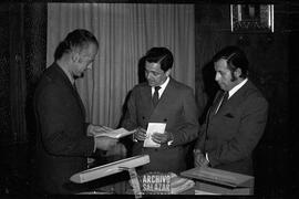Sixto Durán, Abel Castillo y José Luis Castillo revisando documentos en Canal 6 TV.