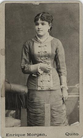 Tarjeta de visita del Estudio Enrique Morgan (Quito), retrato de mujer sin identificar.