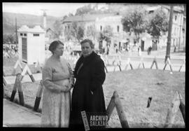 Isabel Barrera con mujer no identificada.