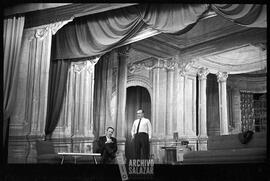 Ernesto Albán y persona sin identificar en presentación en el Teatro Sucre.