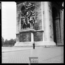 Francisco Salazar Cortez en el Arco del Triunfo en París.
