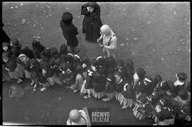 Canal 6 TV, Primera Maratón, 1961. Niñas en uniforme de escuela esperando en fila en exteriores.