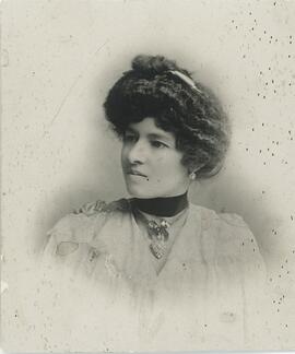 Tarjeta de visita, retrato de Josefina Sarasti Álvarez.