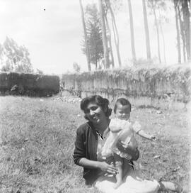 Mujer con niña pequeña en brazos.