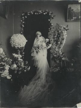 Tarjeta "Promenade" del Estudio C. Ignacio Pazmiño (Quito), retrato de novia de María Teresa León Sarasti.