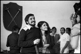 Benjamín Ortiz y mujer sin identificar en paseo de Canal 8 TV.