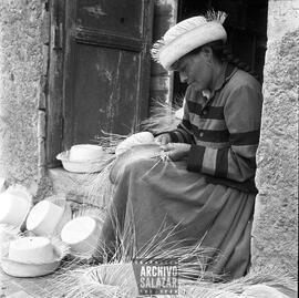 Mujer con sombreros de Cuenca.