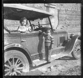 Lola Salazar con niño no identificado en auto de la época.