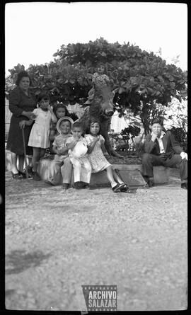 Paseo a la Costa. Malecón de Guayaquil en jabalí. Isabel Barrera, Lupe Salazar, Roberto Salazar, Octavio Columbus, Alicia Salazar, Solbrisa Columbus y Paco Salazar.