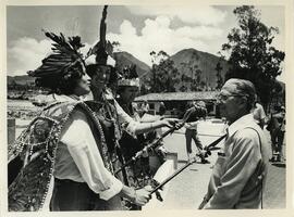Ceremonia de bienvenida a turista en antiguo monumento de la Mitad del Mundo.