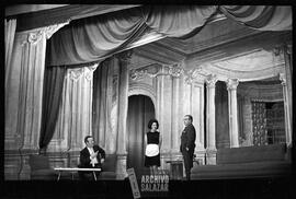 Ernesto Albán con personas sin identificar en presentación en el Teatro Sucre.