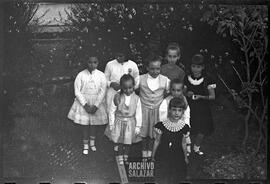Casa de la familia López Arango, Canal 6 TV. Fiesta de cumpleaños infantil. Niñas en jardín posando para la foto grupal de la fiesta.