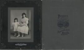 Tarjeta "Promenade" del Estudio Benjamin Rivadeneira (Quito), retrato de Inés y Guillermina León Sarasti.