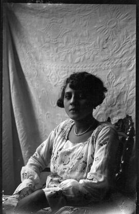 Retrato de mujer sin identificar.