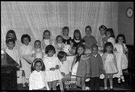 Casa de la familia López Arango, Canal 6 TV. Fiesta de cumpleaños infantil. Grupo de niñas y un niño en la mesa de la casa, frente al pastel de cumpleaños. Una niña se ubica en el centro de la imagen. La vela de cumpleaños es de seis años.