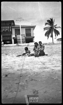 Francisco Salazar Cortez, Isabel Barrera y Pepa Salazar en la playa. Hotel Pacífico.