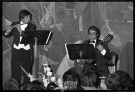 Luciano Carrera, flautista principal de la OSNE en programa musical con desconocido no identificado.