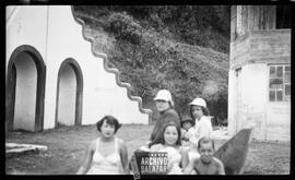 Lola Salazar, Lupe Salazar y Roberto Salazar. En segundo plano: Isabel Barrera y Alicia Salazar.