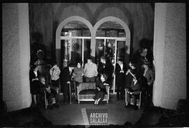 Compañia de Teatro Paco Tobar. Paco Tobar y personas sin identificar en presentación en Teatro Sucre.