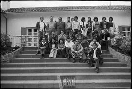 Foto grupal Familia de Patricio Jarrín, Canal 8 TV. Familiares posando en gradas.