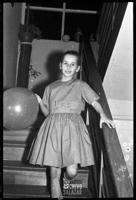 Casa de la familia López Arango, Canal 6 TV. Fiesta de cumpleaños infantil. Niña con globo en gradas de casa.