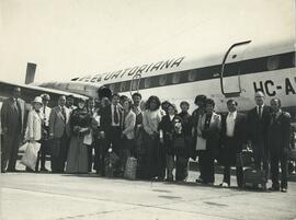 Francisco Salazar en extremo izquierdo con grupo de personas en Aeropuerto "Mariscal Sucre" con avión "Ecuatoriana" de fondo.