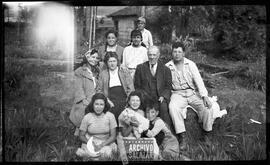 De izquierda a derecha, Isabel Barrera, Zoila Guerra, Nicolás Barrera, Paco Salazar; delante sentados, Lupe Salazar, Alicia Salazar con perra Popi y Roberto Salazar; en tercer plano de pie Pepa Salazar con Laura Bolaños.