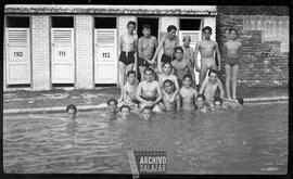 Paco Salazar y compañeros de colegio en piscina de la Merced.