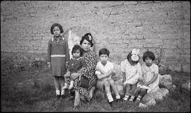 De izquierda a derecha, Lola Salazar, Isabel Barrera (madre) con Alicia Salazar en sus piernas, junto a Paco Salazar, Lupe Salazar y Pepa Salazar.
