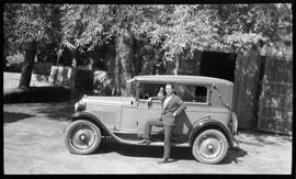 Arturo Barrera con auto Studebaker.