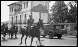 Hombre no identificado en caballo por la ciudad.