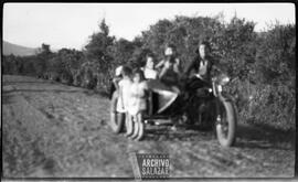 Familia Salazar en el sur de Quito en moto Harley Davidson con sidecar.