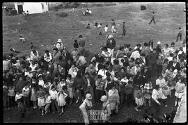 Canal 6 TV, Primera Maratón, 1961. Grupo de personas de sectores populares esperando en esplanada campestre.