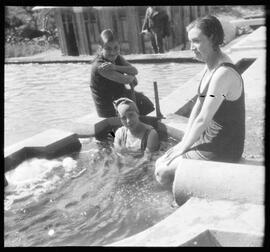Isabel Barrera en piscina con mujeres no identificadas.